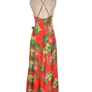 Hawaiin print casual to cocktail dress
Sleeveless, plunge, wrap silhouette, long